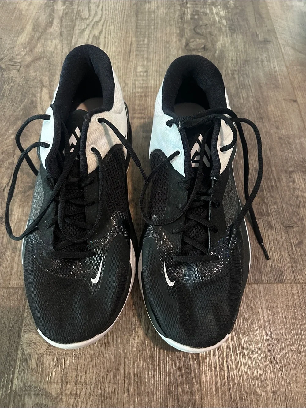 Freak Men's Black & White Basketball Shoes